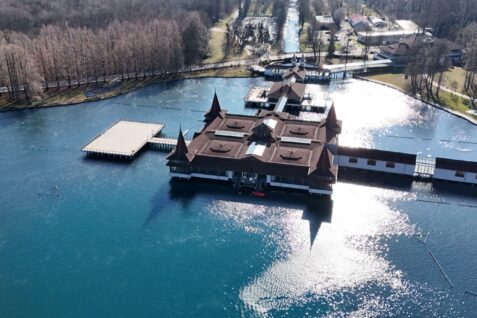 Termální jezero Hévíz a Bratislava